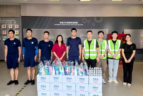 在炎熱的夏季，一線工作者們?cè)诟邷叵聢?jiān)守崗位，為社會(huì)的正常運(yùn)轉(zhuǎn)和人們的生活提供著不可或缺的服務(wù)。西朗門(mén)業(yè)黨支部先鋒隊(duì)和黨總支領(lǐng)導(dǎo)們發(fā)起的"夏季送清涼"活動(dòng)，是對(duì)這些辛勤勞動(dòng)者的一份深情關(guān)懷和崇高敬意。