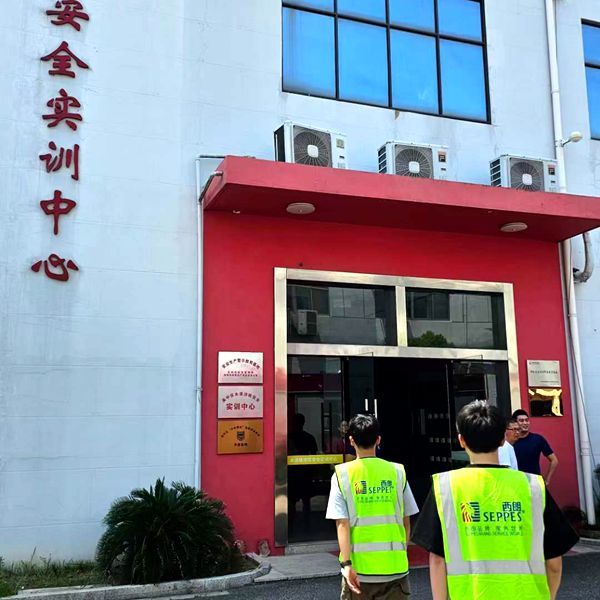 在炎熱的夏季，一線工作者們?cè)诟邷叵聢?jiān)守崗位，為社會(huì)的正常運(yùn)轉(zhuǎn)和人們的生活提供著不可或缺的服務(wù)。西朗門(mén)業(yè)黨支部先鋒隊(duì)和黨總支領(lǐng)導(dǎo)們發(fā)起的"夏季送清涼"活動(dòng)，是對(duì)這些辛勤勞動(dòng)者的一份深情關(guān)懷和崇高敬意。