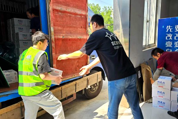 在炎熱的夏季，一線工作者們?cè)诟邷叵聢?jiān)守崗位，為社會(huì)的正常運(yùn)轉(zhuǎn)和人們的生活提供著不可或缺的服務(wù)。西朗門(mén)業(yè)黨支部先鋒隊(duì)和黨總支領(lǐng)導(dǎo)們發(fā)起的"夏季送清涼"活動(dòng)，是對(duì)這些辛勤勞動(dòng)者的一份深情關(guān)懷和崇高敬意。