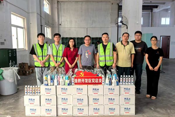 在炎熱的夏季，一線工作者們?cè)诟邷叵聢?jiān)守崗位，為社會(huì)的正常運(yùn)轉(zhuǎn)和人們的生活提供著不可或缺的服務(wù)。西朗門(mén)業(yè)黨支部先鋒隊(duì)和黨總支領(lǐng)導(dǎo)們發(fā)起的"夏季送清涼"活動(dòng)，是對(duì)這些辛勤勞動(dòng)者的一份深情關(guān)懷和崇高敬意。